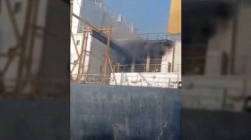 Огнен ад в Ормузкия проток: Супертанкер и още два кораба се взривиха