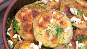 Печени тиквички с масло, чесън и копър
