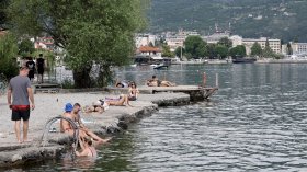 Жегата изкара туристи около и в Охридското езеро (СНИМКИ)