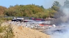 Голям пожар бушува в депото за отпадъци край Габрово