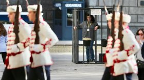 Протестът в клетка на "Невидими животни": Искат промяна за новородените телета