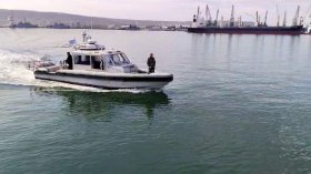 Изследват водата в Черно море заради поразените от дронове кораби