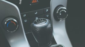 Автомобилите с ръчни скорости изчезват до 2030 г.?