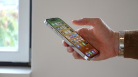Новият цикъл на Apple: телефонът се сменя, екосистемата остава