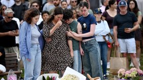 Австралия скърби за загиналите в терора на плажа Бондай (СНИМКИ)