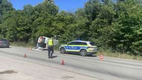 Тежък сблъсък с три автомобила край Сливен взе две жертви и затвори пътя