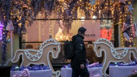 Киев преди Коледа: Празнични светлини под сянката на руските атаки (СНИМКИ)