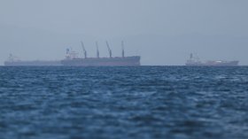 Напрежение край Ормузкия проток: Снаряд удари петролен танкер