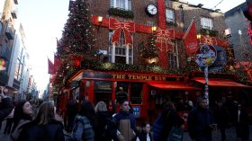 Празнично пазаруване в Дъблин: Коледни витрини и много настроение (СНИМКИ)