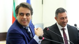 Асен Василев: Спецов няма нужния опит да управлява "Лукойл"