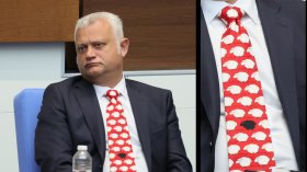 Овце и една черна: Вратовръзката на Емил Дечев привлече погледите в парламента
