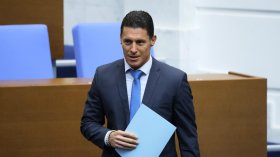 Нови мерки срещу хазарта: Край на нощните бързи кредити и на рекламите по тениските