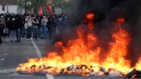 Сблъсъци между полиция и ученици във Франция (СНИМКИ)