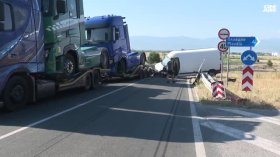 Бус се заби челно в ТИР край Пловдив, шофьорът му е в тежко състояние