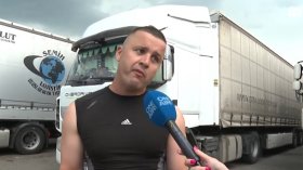ТИР-овете деформират нагорещения асфалт, шофьорите им се гневят, че ги спират от движение