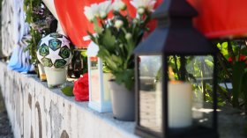 "Почивайте в мир, мили деца": Цветя в памет на загиналите на "Тракия" момчета (СНИМКИ)