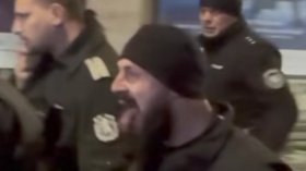 Самоуби се "плезещият се" полицай от протестите (+ВИДЕО)