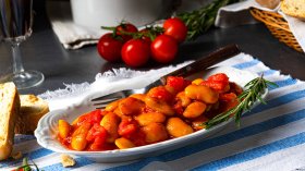 Гигантес плаки: Гръцка рецепта за боб на фурна с домати и ароматни подправки