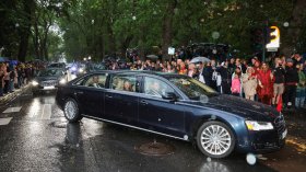 Цветя и траурно шествие за крал Харалд V в Норвегия (СНИМКИ)