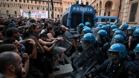 Мъж почина при арест, а протестите в Болоня прераснаха в размирици