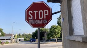 "Stop immigration": Кой поставя лепенки на пътните знаци в Шумен?
