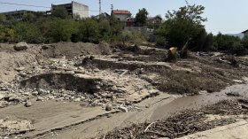 Струмяни потъна в тиня, хората се нуждаят от доброволци за почистването (ВИДЕО)
