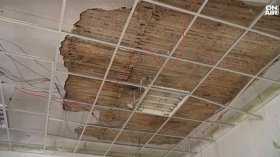 Врани унищожават покрива на горялата преди месеци гимназия в Трявна