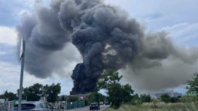 Голям пожар избухна в завод за отпадъци край София (+ВИДЕО)