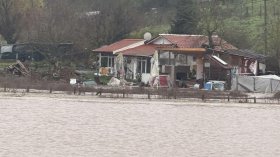 Дъждовете блокираха пътища на юг от Бургас, семейство евакуирано от наводнена къща