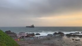 Бурното море не позволява евакуация на екипажа на танкера Kairos край Ахтопол