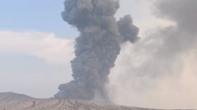 Изригна вулканът Анак Кракатау и изхвърли вулканична пепел на 15 км&nbsp;височина