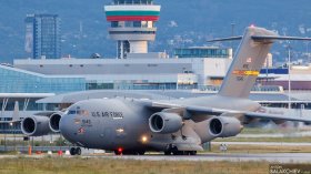 Огромен американски военен самолет кацна на летището в София