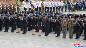 За първи път дъщерята на Ким Чен Ун застана до него на ключова церемония