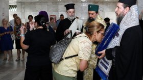 С молитви за здраве: Хавайската икона на Богородица посети ВМА (СНИМКИ)