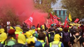 Сблъсъци между полиция и протестиращи в Германия на крайнодясна партийна конференция