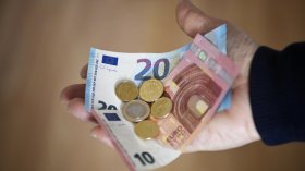 КС допусна делото за замразената минимална работна заплата