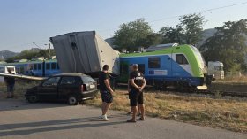 Влак с пътници се сблъска с камион на прелез край Враца