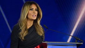 Мелания Тръмп блести на 2025 Fox Nation Patriot Awards (СНИМКИ)