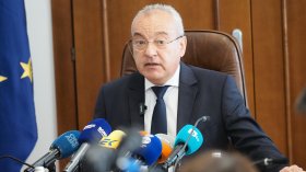 Кабинетът "Радев" въвежда осигуровки за държавните служители, поскъпване на винетките