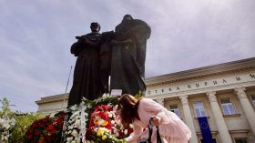 Почит пред делото на Кирил и Методий пред Националната библиотека (СНИМКИ)