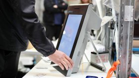 10 машини за гласуване минават проверка за съответствие преди вота