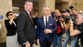Гюров, Кандев и Вълчев внесоха документи в ЦИК за президентските избори (СНИМКИ)