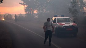 Пожарникари и доброволци борят голям горски пожар в Голак планина в РСМ (СНИМКИ)
