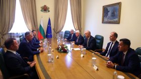 Радев обсъди с Leonardo придобиването на противопожарни самолети и техника за армията