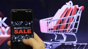 Черен петък 2025: Не вярваме изцяло на намаленията, но ще изхарчим милиони