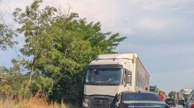 Катастрофа между кола и ТИР блокира Е-79 край Кресна в посока Гърция