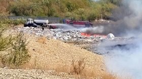 Пожарът в депото в Габрово е овладян, но пушекът и тлеенето остават