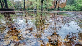 Облачно и дъждовно начало на седмицата, но затопляне от четвъртък