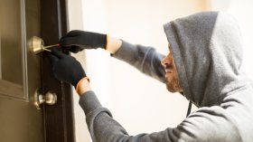 Мъж открадна банкови карти и документи, после заключи жертвите в дома им
