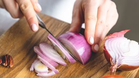 Рецепта за маринован лук за салати и бургери